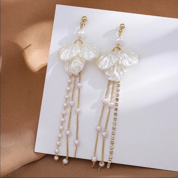 Jewelry - Shell Pearl Earrings